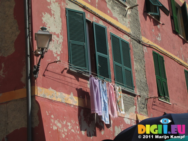 SX19742 Washing outside on house of Vernazza, Cinque Terre, Italy